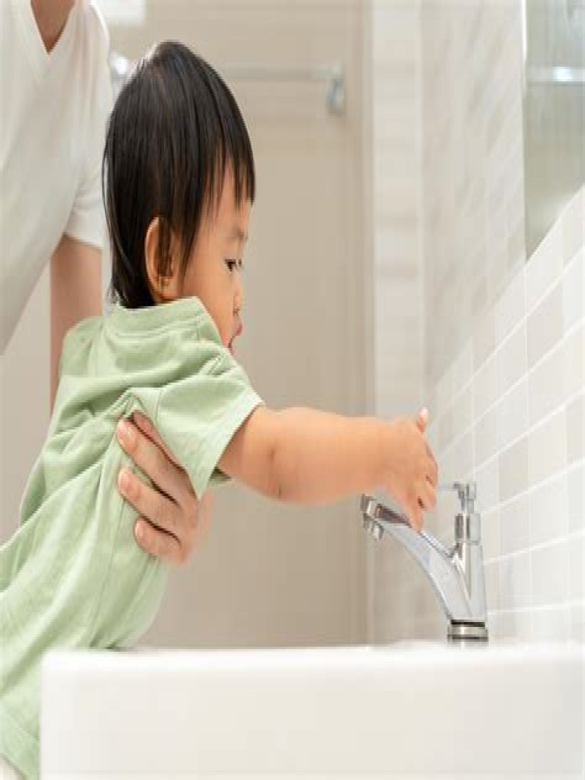 Do you have to turn off the water to change a faucet?