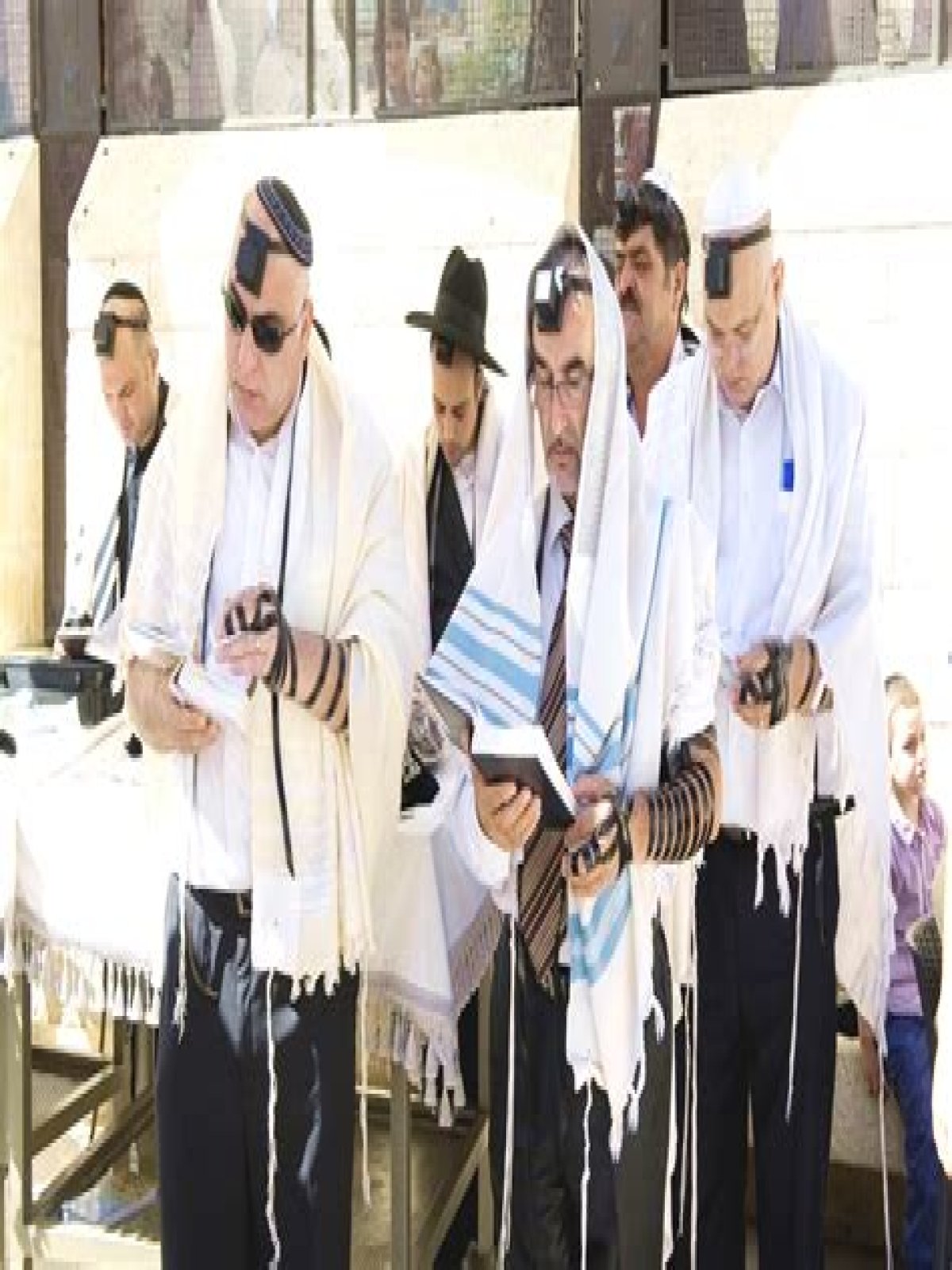 What 3 things do Jewish men wear when they pray?