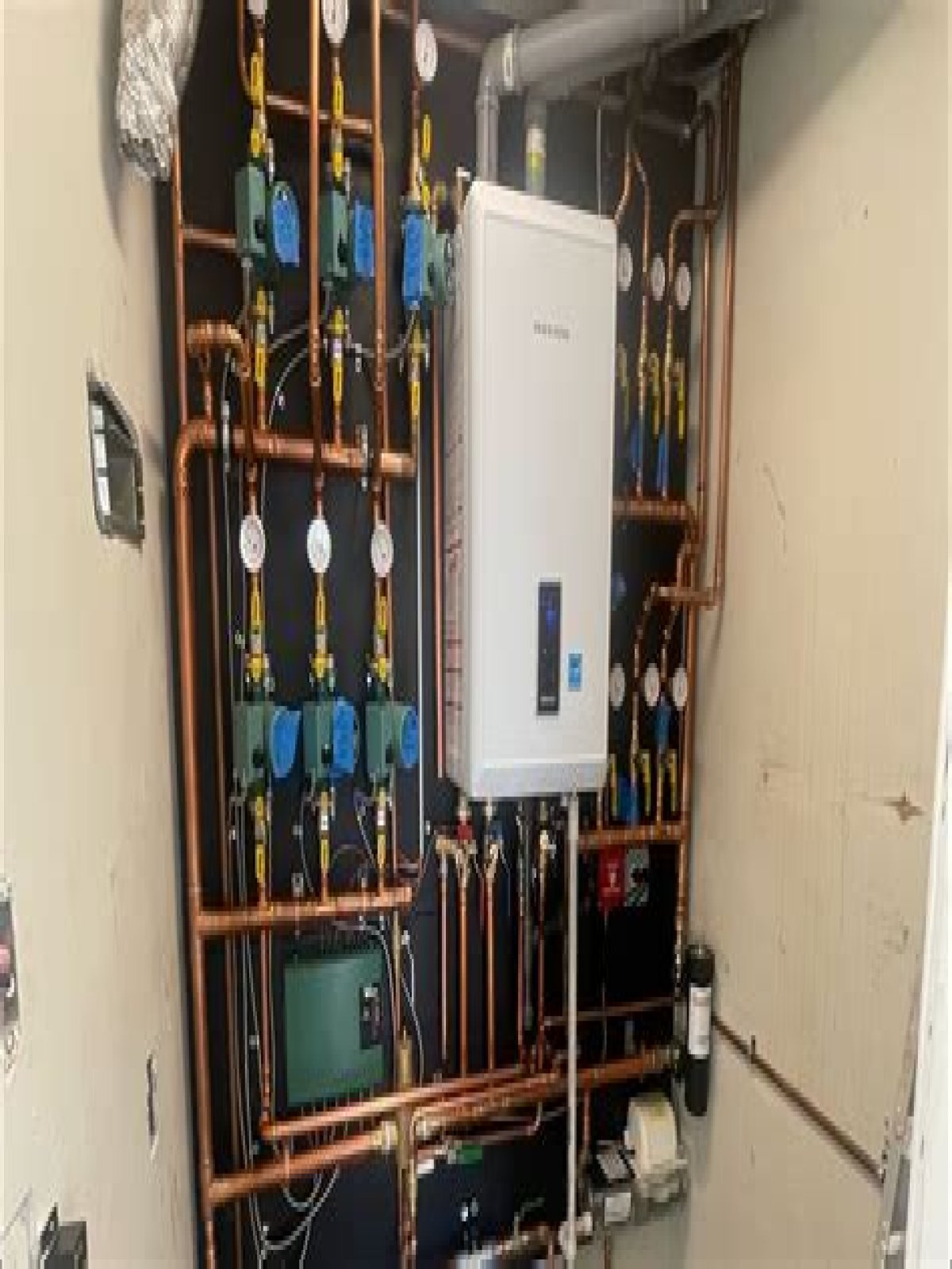 What are the features of a navien ncb-240e gas combination boiler?